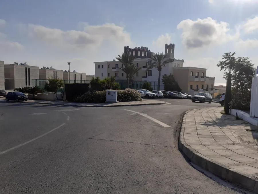 Road turning towards the tennis courts and Art by the Sea
